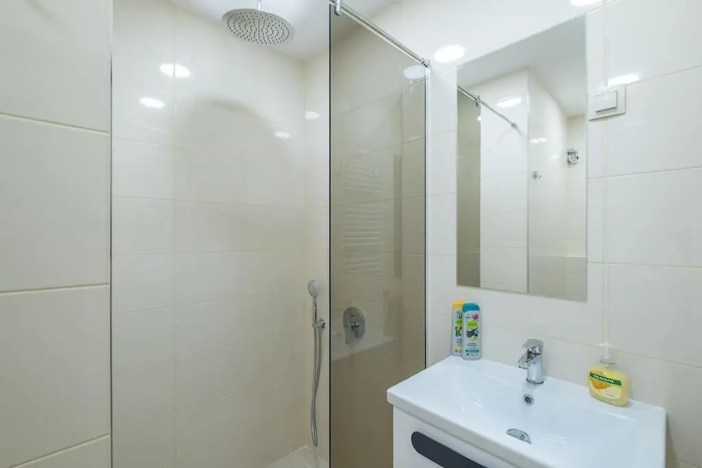 Top Location, Brand New 3 Bdrm Apt & Free Parking ソフィア アパート