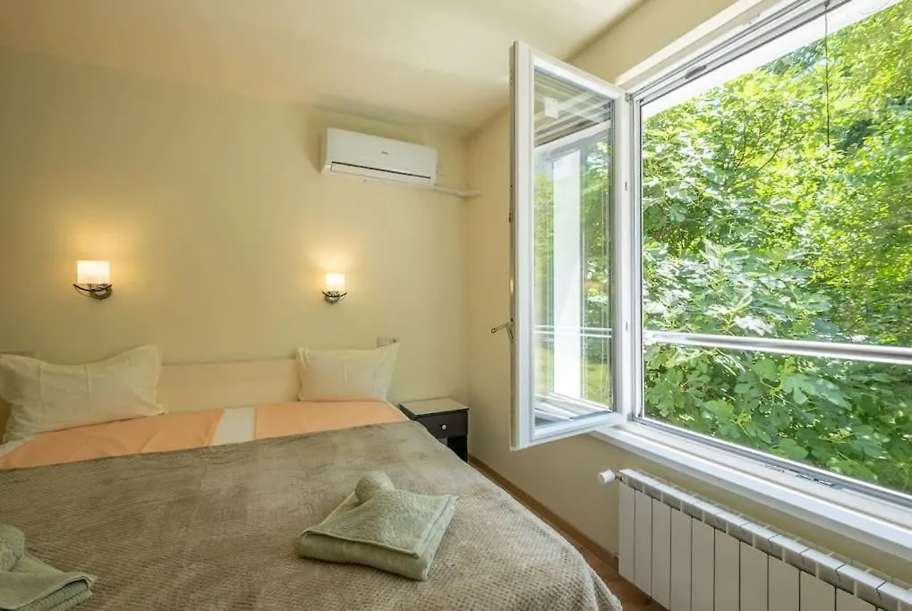 Top Location, Brand New 3 Bdrm Apt & Free Parking ソフィア 0*,  ブルガリア