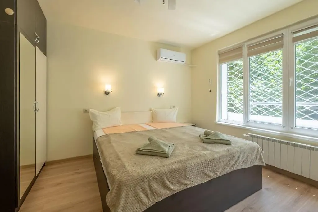 Top Location, Brand New 3 Bdrm Apt & Free Parking ソフィア 0*,