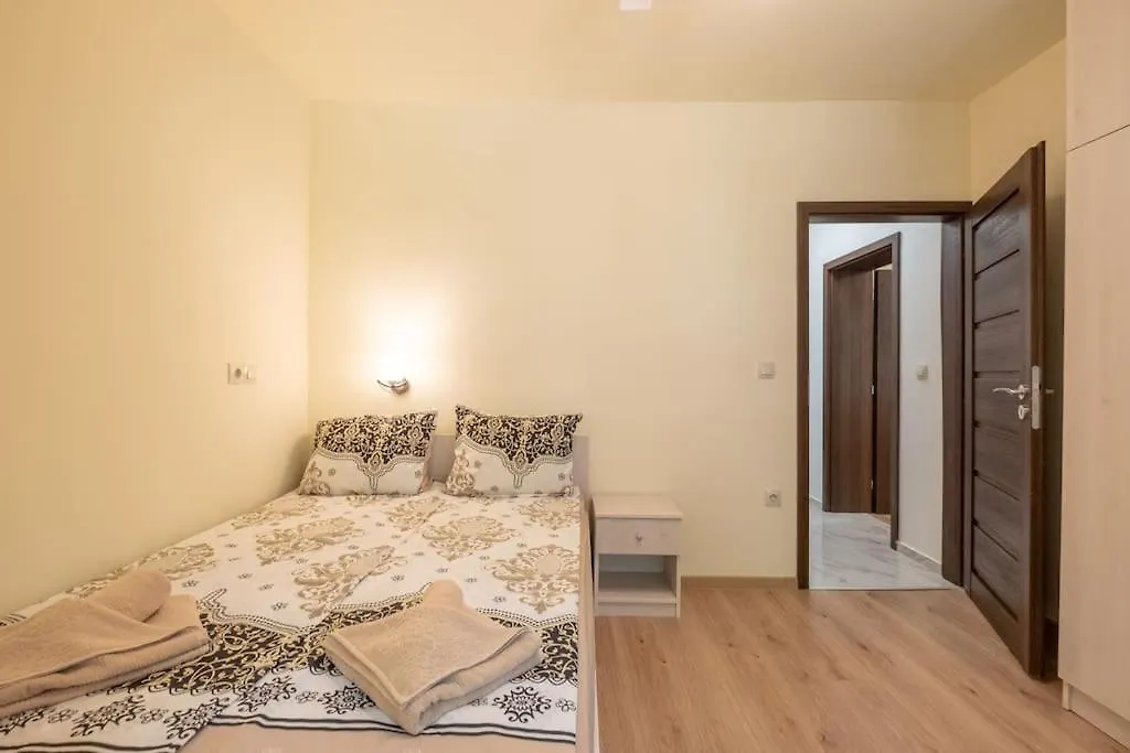Top Location, Brand New 3 Bdrm Apt & Free Parking Sofie Apartmán