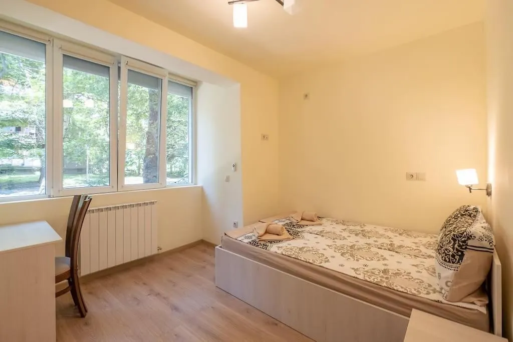 Top Location, Brand New 3 Bdrm Apt & Free Parking Sofie Apartmán