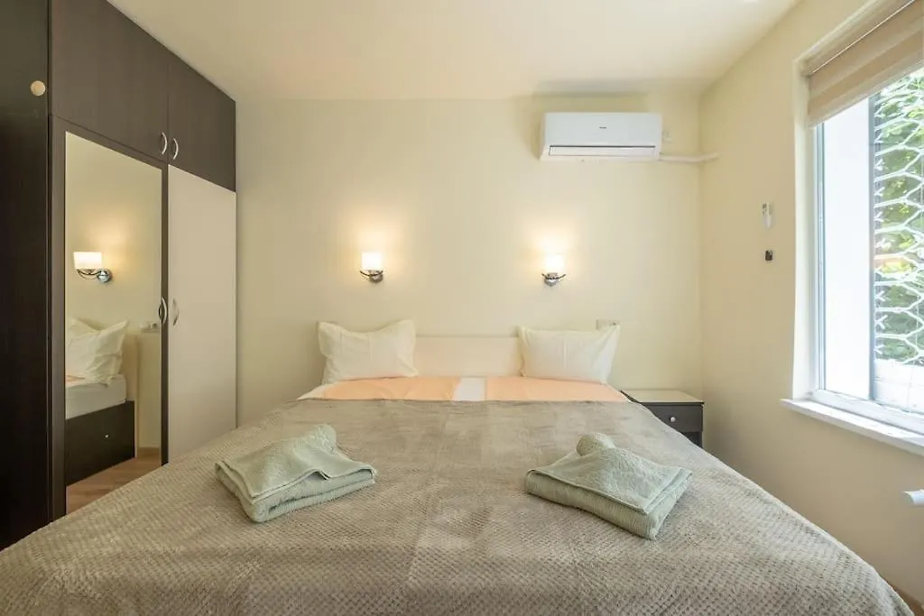 Top Location, Brand New 3 Bdrm Apt & Free Parking Sofie